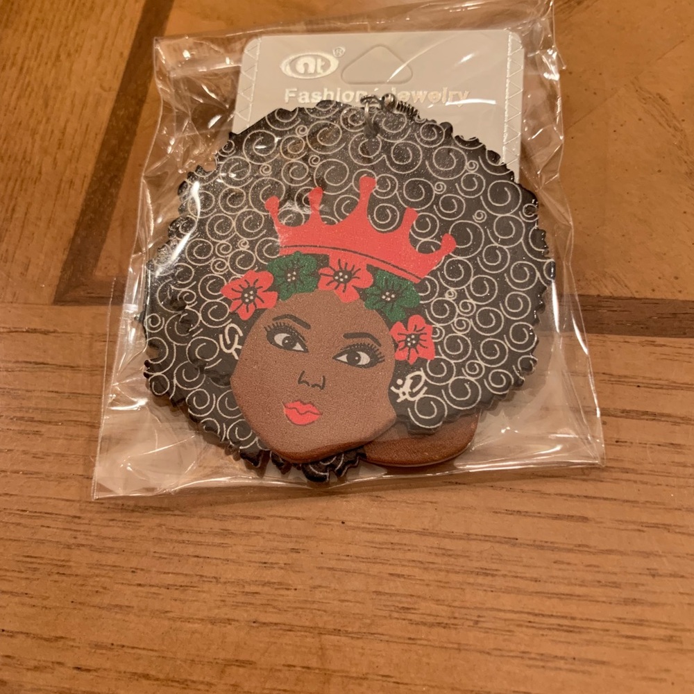 Beautiful wooden African Queen Earrings - Picture 2 of 7